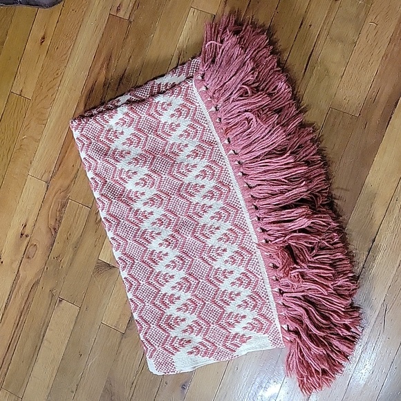 Vintage peachy geometric woven throw blanket with fringe 44" x 60" - Picture 2 of 6